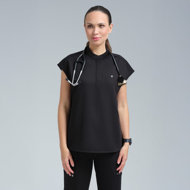 Blusa médica extragrande Alexandra con tres bolsillos, color negro