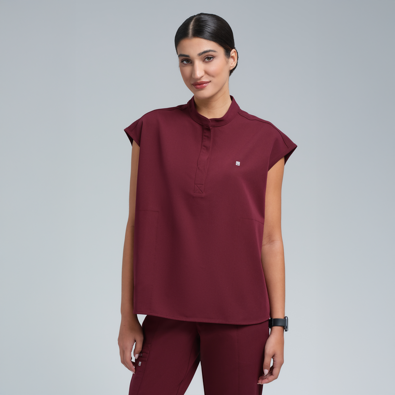 Blusa médica extragrande Alexandra con tres bolsillos en color burdeos