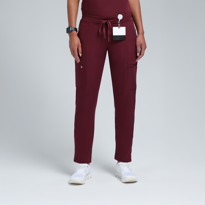 Pantalón médico Gaya Skinny Ten Pocket en color burdeos