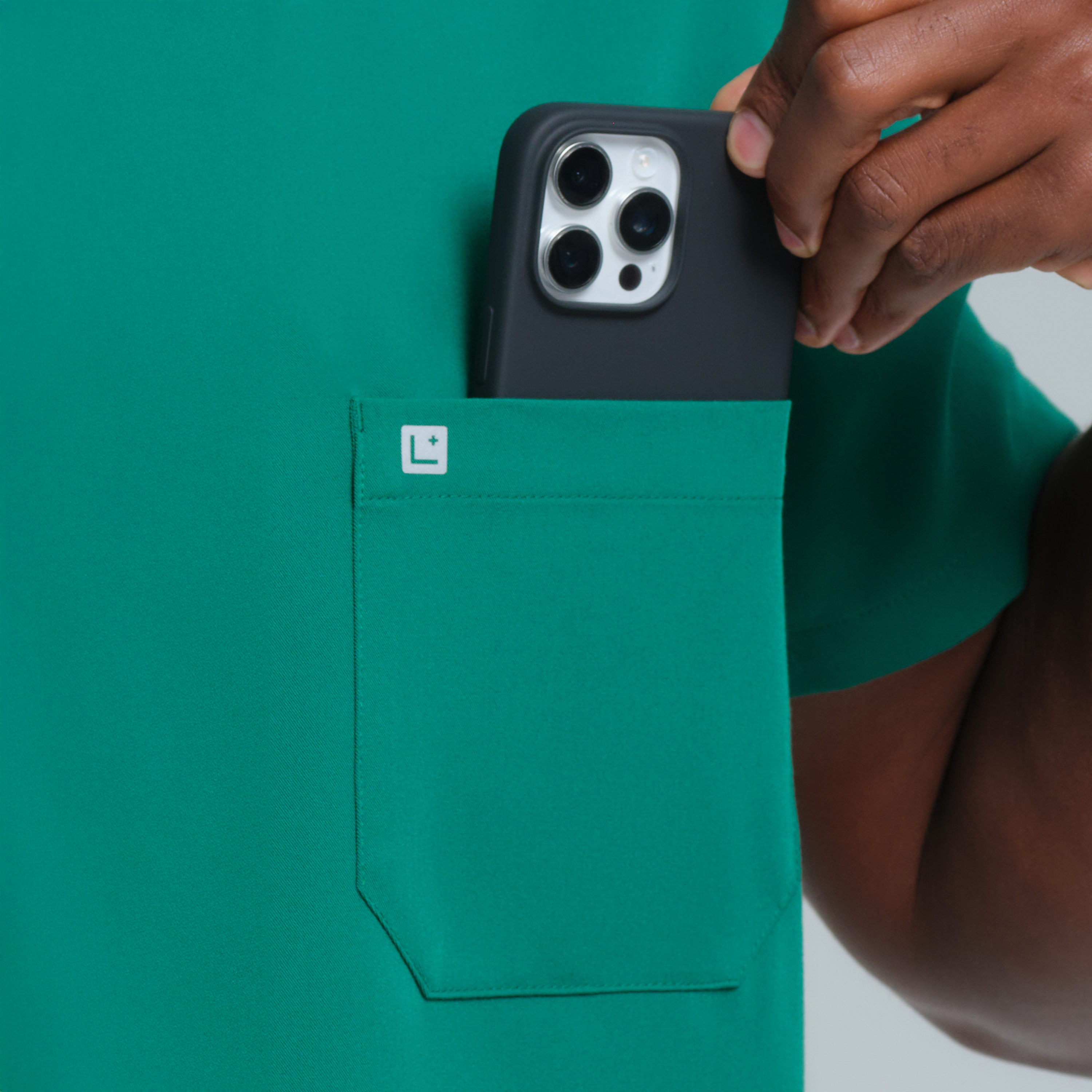 Neo Men’s Three Pocket Scrub Top Alpine Green